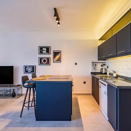 Апартаменты Stylish Modern Hideout In *